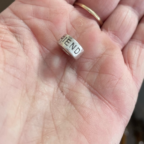 Chamilia Friend/Ami/Amigo Stamped 925 Silver Bracelet Charm - Picture 3 of 5